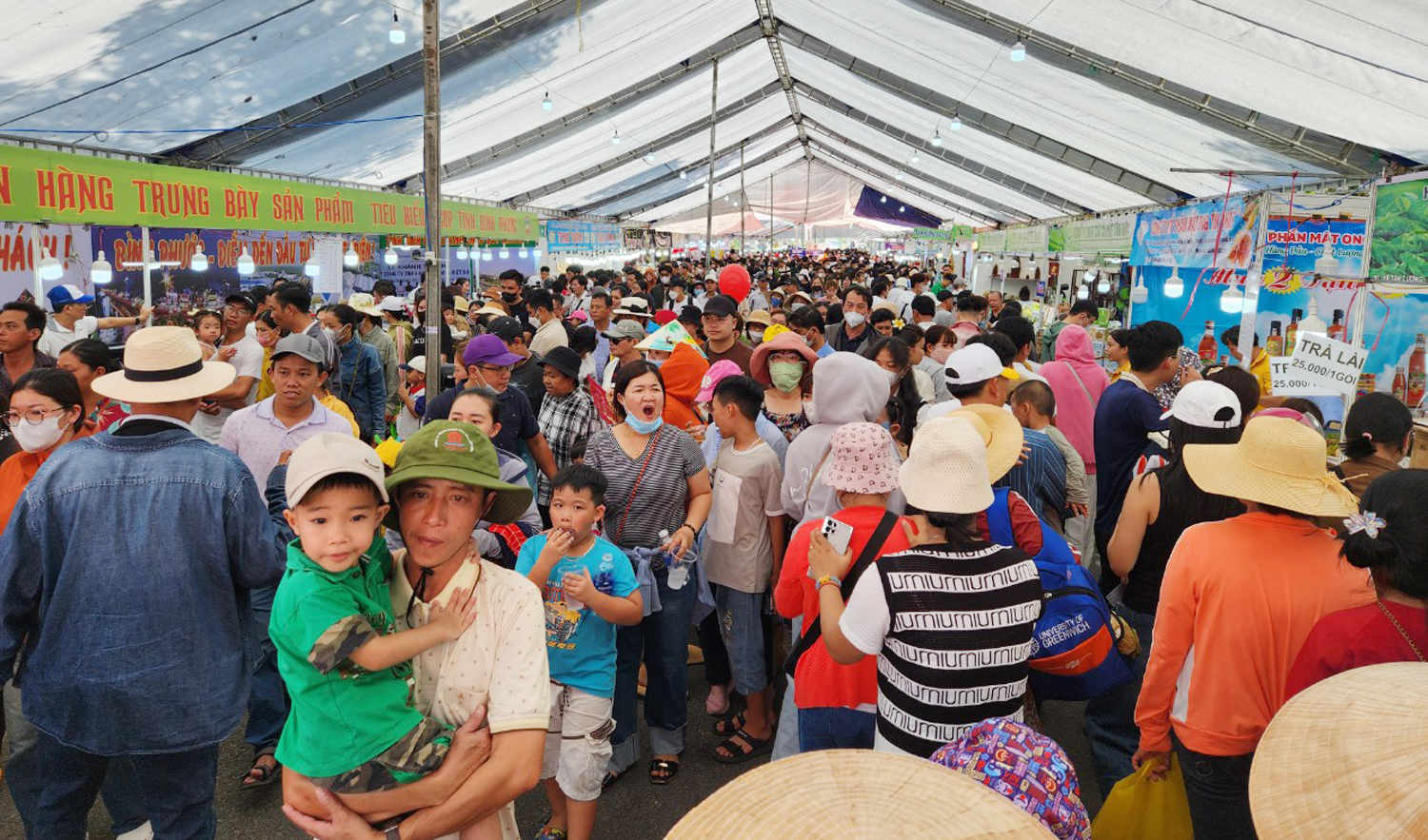 Hàng nghìn du khách đổ xô đến Cần Thơ xem bánh xèo siêu to 3 m - 1