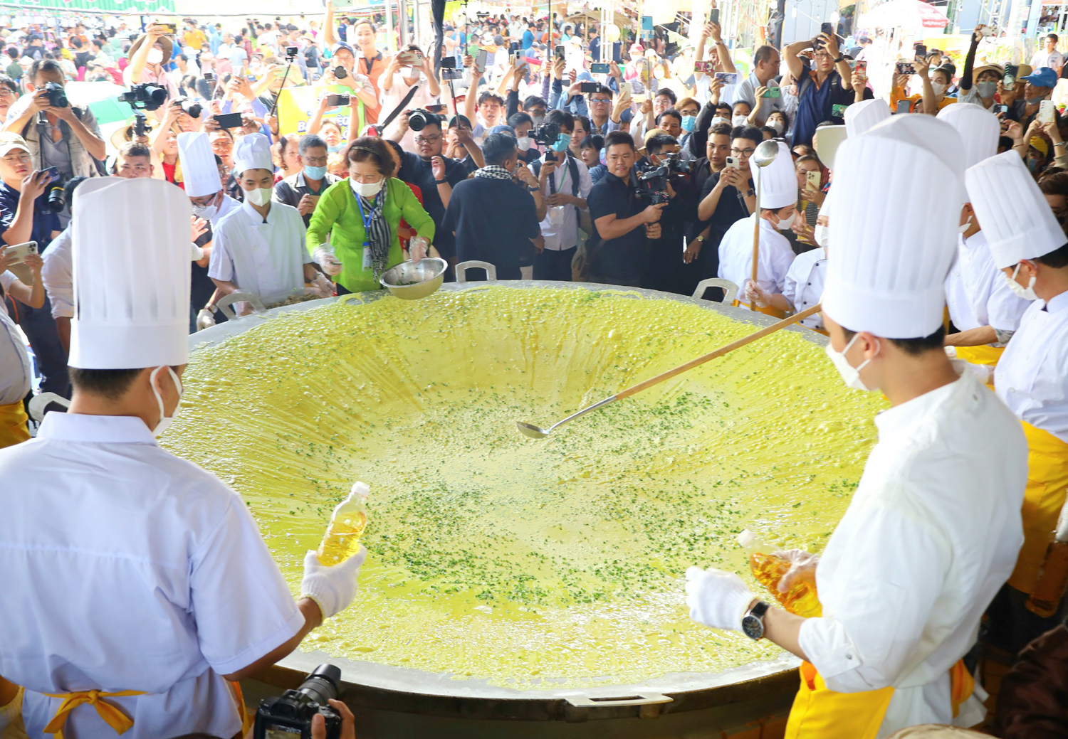 Hàng nghìn du khách đổ xô đến Cần Thơ xem bánh xèo siêu to 3 m - 3