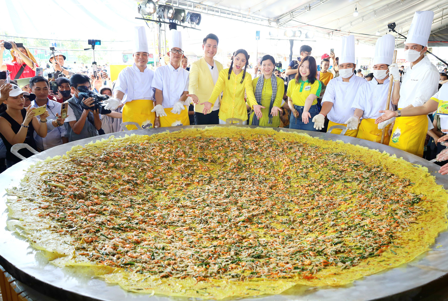 Hàng nghìn du khách đổ xô đến Cần Thơ xem bánh xèo siêu to 3 m - 4