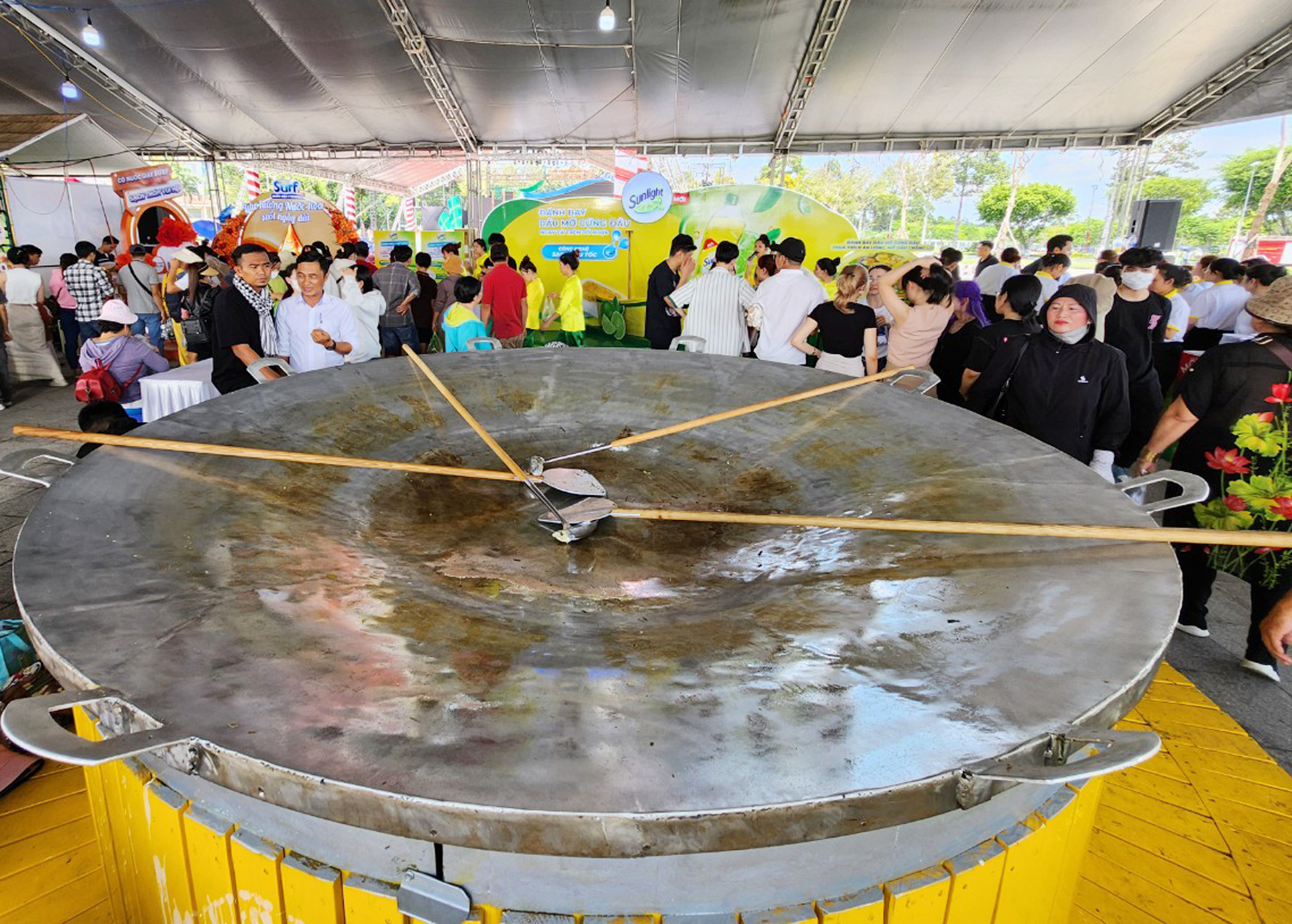 Hàng nghìn du khách đổ xô đến Cần Thơ xem bánh xèo siêu to 3 m - 5