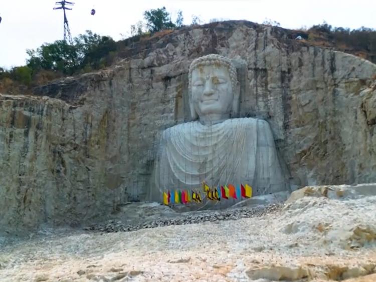 Kinh ngạc tượng Phật khổng lồ trên vách núi ở An Giang