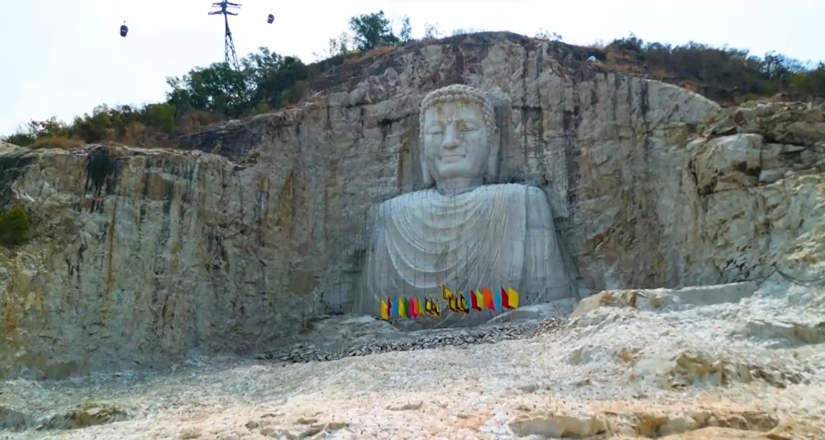 Kinh ngạc tượng Phật khổng lồ trên vách núi ở An Giang - 1
