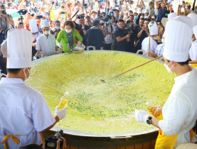 Lễ hội - Hàng nghìn du khách đổ xô đến Cần Thơ xem bánh xèo siêu to 3 m