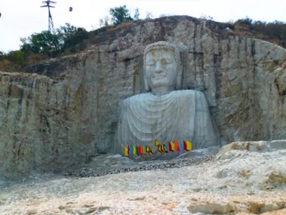 Du khảo - Kinh ngạc tượng Phật khổng lồ trên vách núi ở An Giang