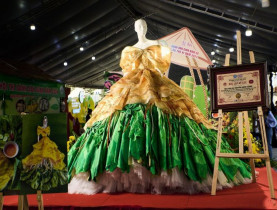Chiêm ngưỡng chiếc váy Bánh xèo 3.000m vải, 10.000 viên đá Swarovski với 15 thợ gia công suốt 1 tháng của Nguyễn Minh Công