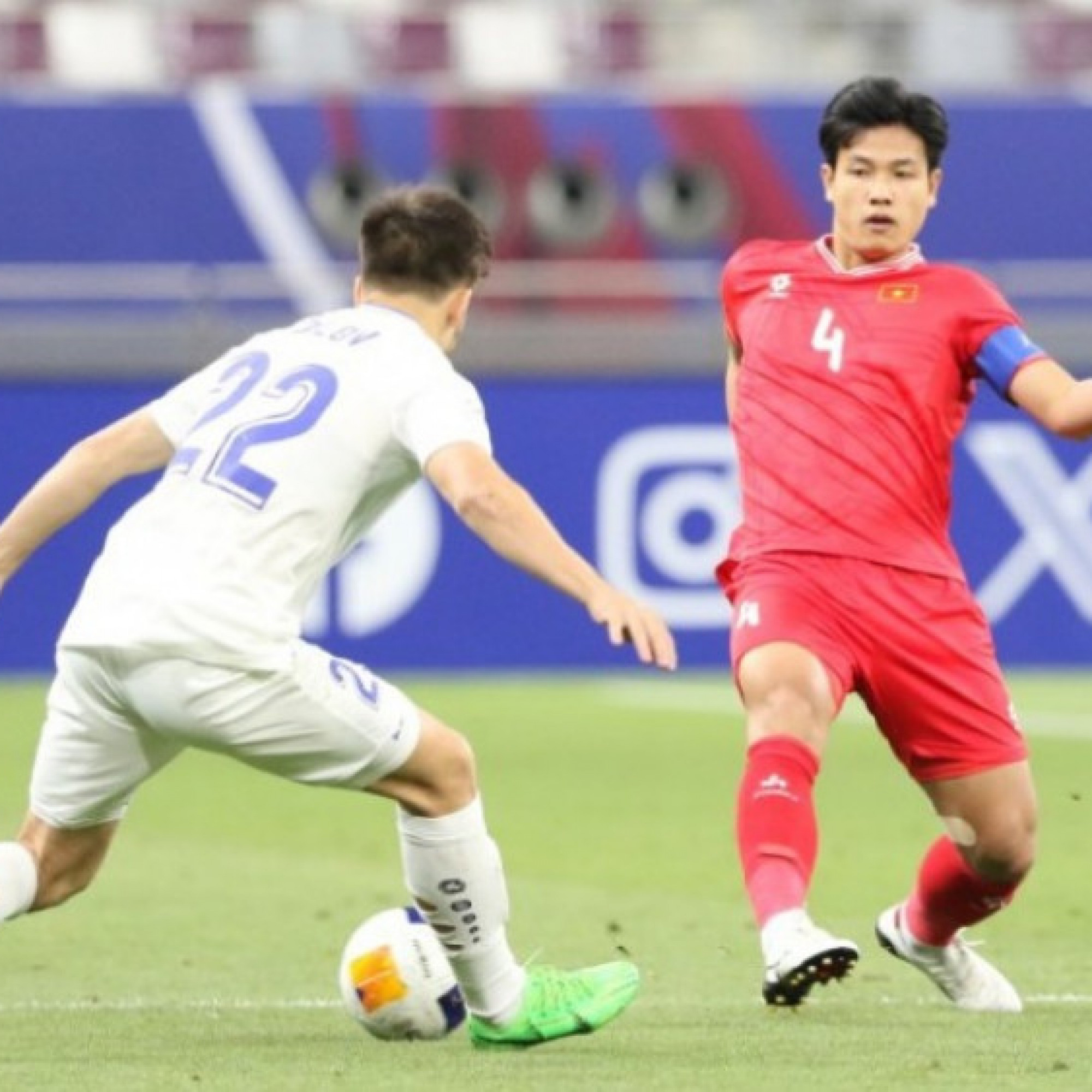  - Đức Việt bị VAR "soi", thoát thẻ đỏ hú hồn trước U23 Uzbekistan