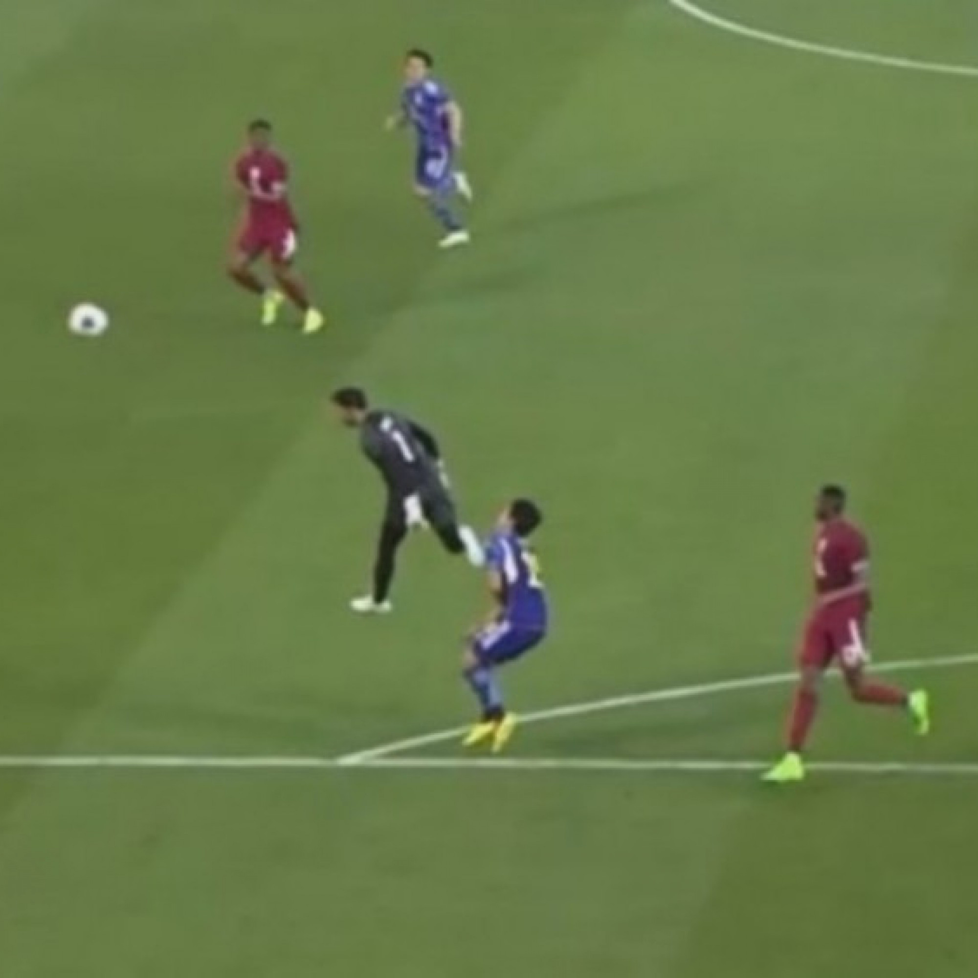  - Thủ môn U23 Qatar nhận thẻ đỏ: "Đòn kín" bị phơi bày nhờ VAR