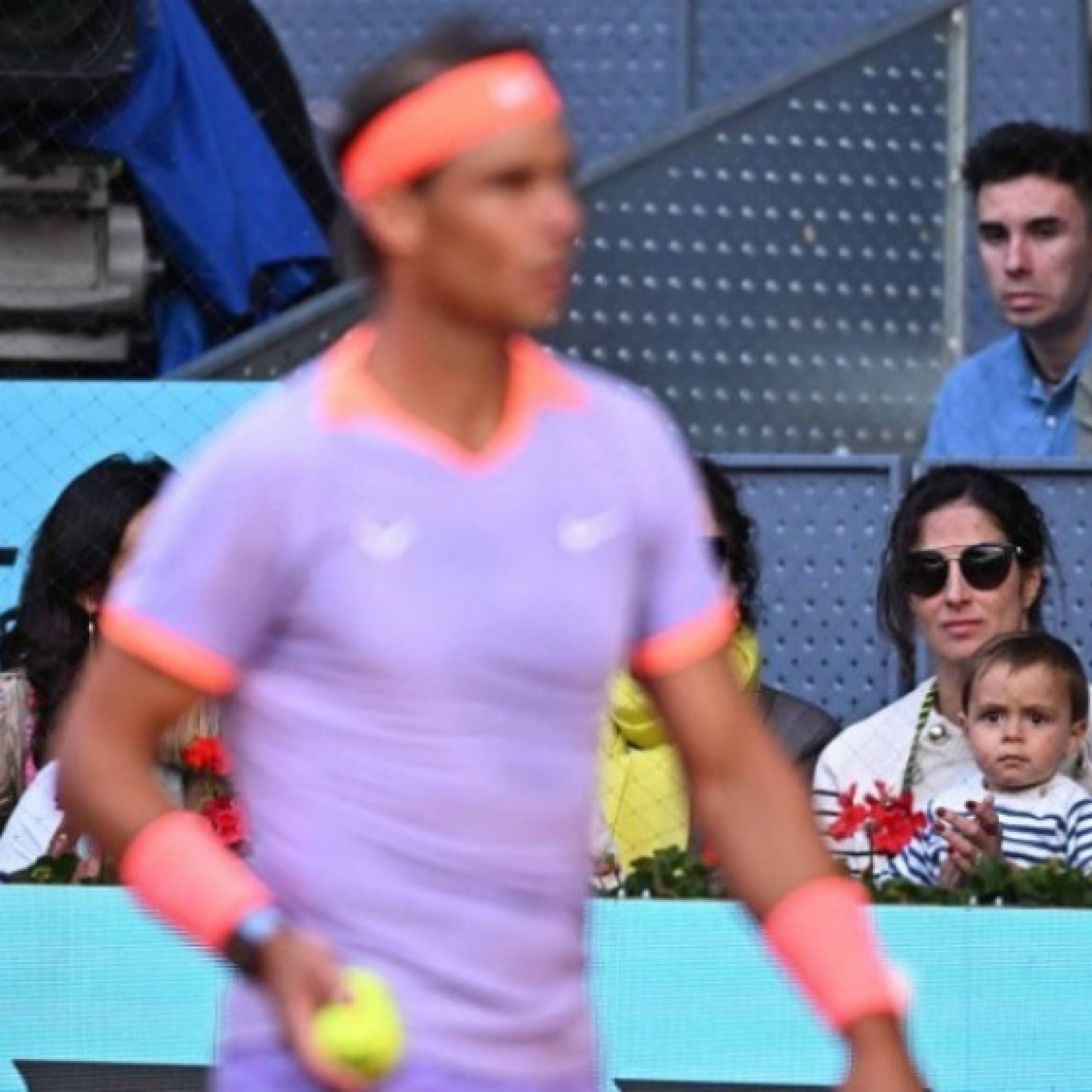  - Nadal lần đầu được con trai 2 tuổi cổ vũ, thắng vẫn không vui