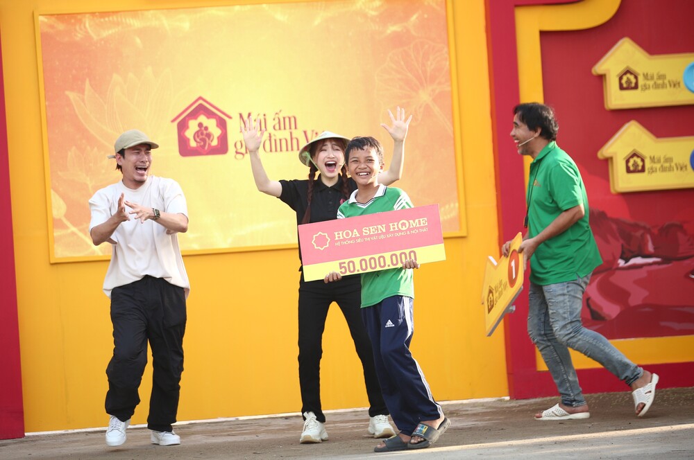Ca sĩ Hòa Minzy bỏ tiền túi tặng 110 triệu đồng cho 3 em nhỏ có hoàn cảnh khó khăn trong "Mái ấm gia đình Việt" - 3