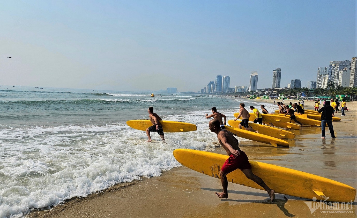 Cứu hộ viên xuất sắc của các bãi biển quốc tế tụ về Đà Nẵng tranh tài gay cấn - 1