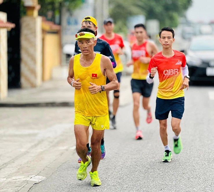 “Dị nhân” Nguyễn Văn Long vỡ òa về đích khi chạy xuyên Việt gần 2000km - 7