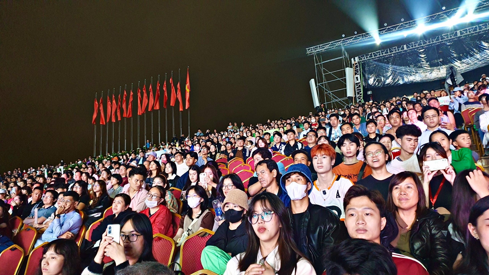 Hàng ngàn du khách vẫn đến xem chương trình nghệ thuật tại Đà Lạt - 1