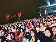 Hàng ngàn du khách vẫn đến xem chương trình nghệ thuật tại Đà Lạt