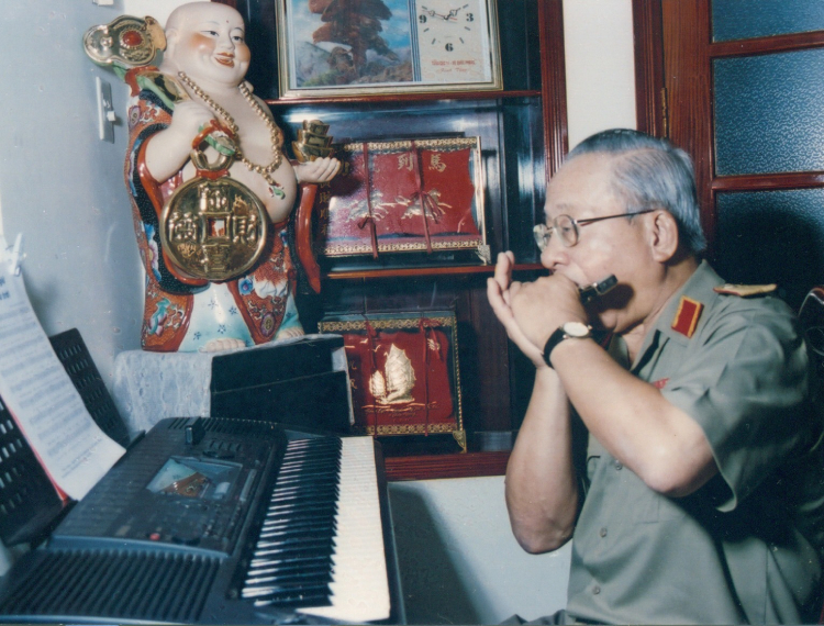 Người thổi kèn harmonica trên chiến hào Điện Biên Phủ