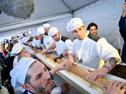 Ăn gì - Chiếc bánh mì baguette dài 140 mét "khuấy đảo" thế giới