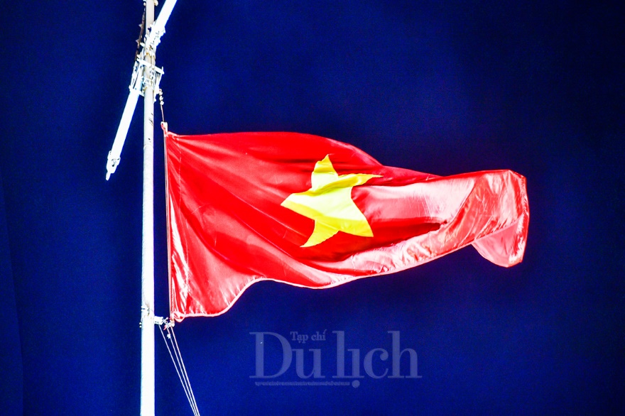 Cờ đỏ sao vàng rực rỡ tung bay Đêm kỷ niệm Chiến thắng Điện Biên Phủ - 1