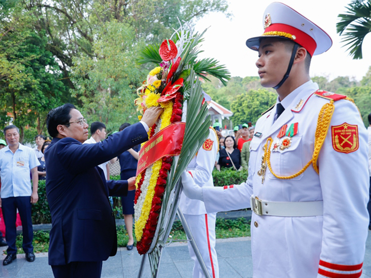 Hãy cùng nhau kề vai, sát cánh, tiếp tục lập nên những kỳ tích "Điện Biên Phủ mới" - 1