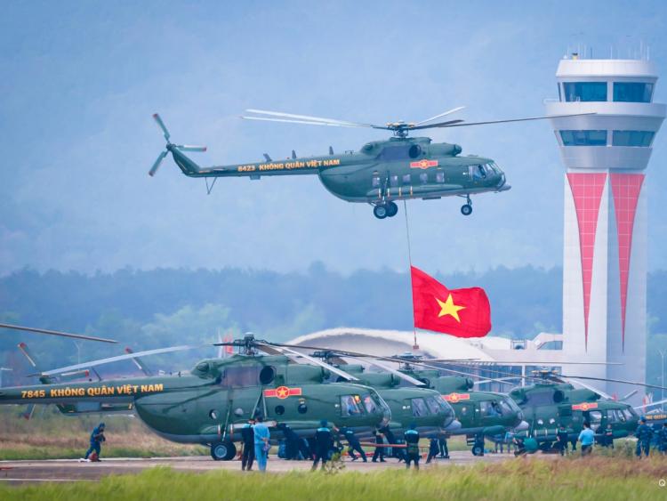 Màn diễu binh ấn tượng của biên đội trực thăng trên bầu trời Điện Biên