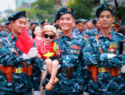 Những khoảnh khắc thắm tình dân quân bên lề lễ diễu binh tại Điện Biên Phủ