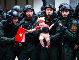  - Những khoảnh khắc thắm tình dân quân bên lề lễ diễu binh tại Điện Biên Phủ