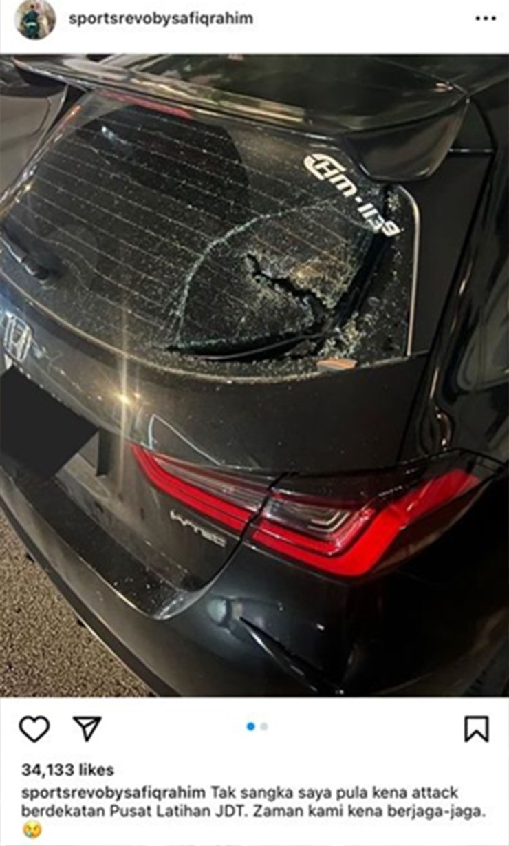 Rúng động cầu thủ Malaysia thứ 3 bị tấn công trong 1 tuần, xe ô tô bị đập nát kính - 1
