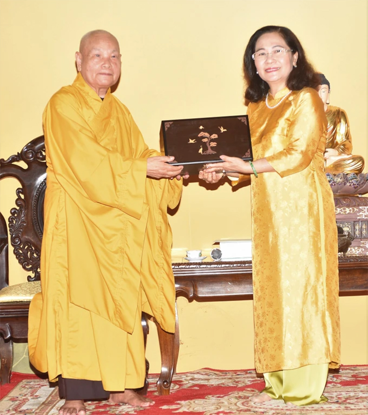 Phó Bí thư Thành ủy TPHCM Nguyễn Thị Lệ chúc mừng Phật đản - 1