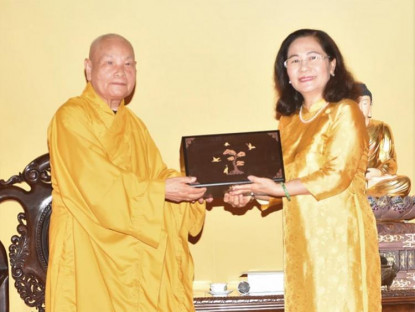 Phó Bí thư Thành ủy TPHCM Nguyễn Thị Lệ chúc mừng Phật đản