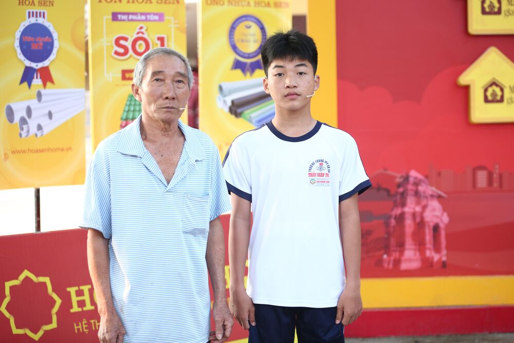 MC Quyền Linh, Ái Phương xót xa trước sự vất vả của ông nội đã gần 70 tuổi gồng gánh cả gia đình - 1