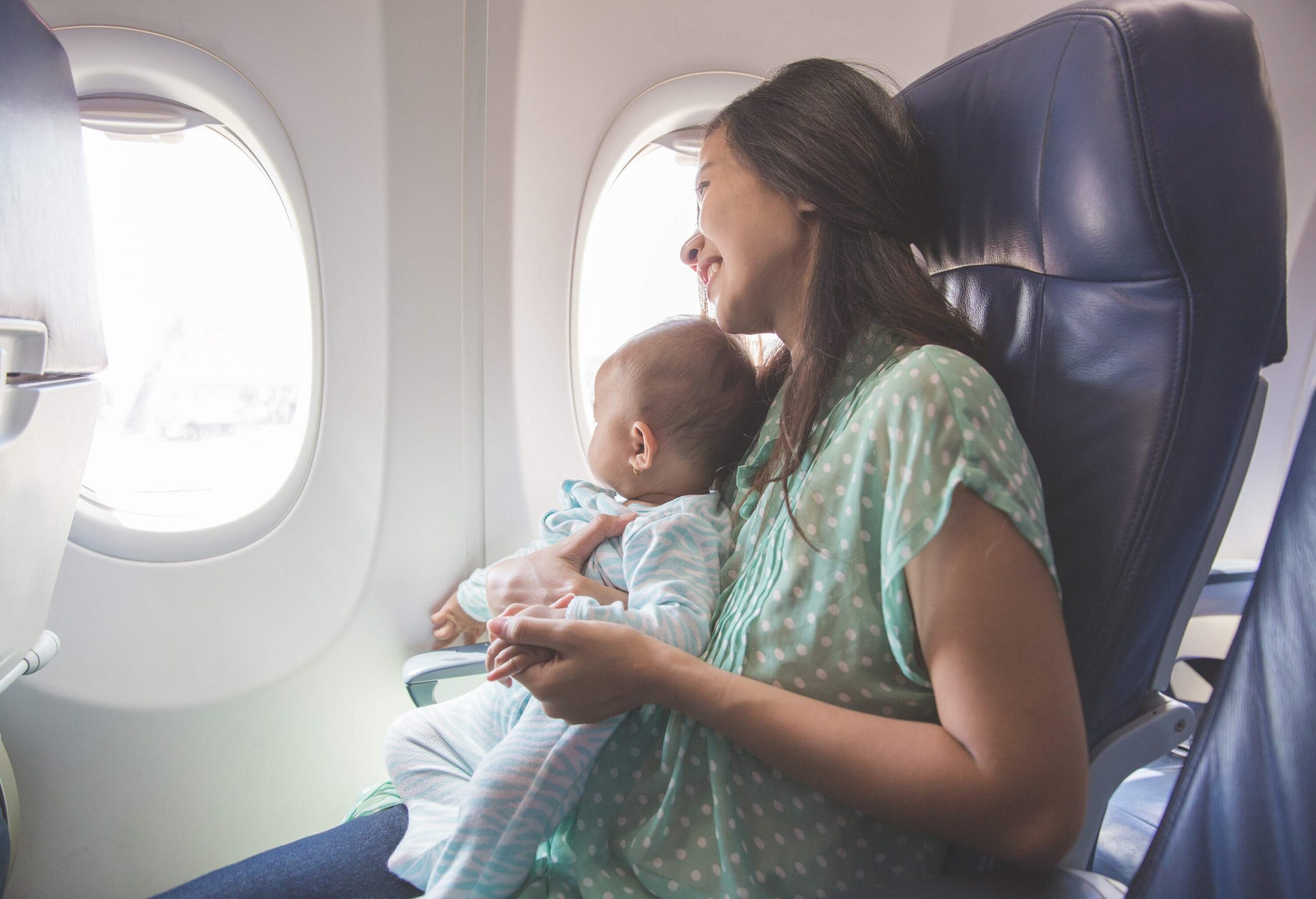 Bí kíp chọn chỗ ngồi "chuẩn chỉnh" cho em bé trên máy bay - 1