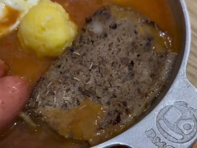 Dòi bò lúc nhúc trên chảo bánh mì: Do quá trình bảo quản