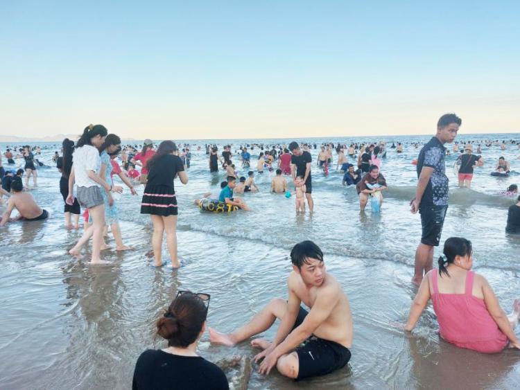 Tắm biển mùa hè: Cẩn trọng với ao xoáy cuốn người