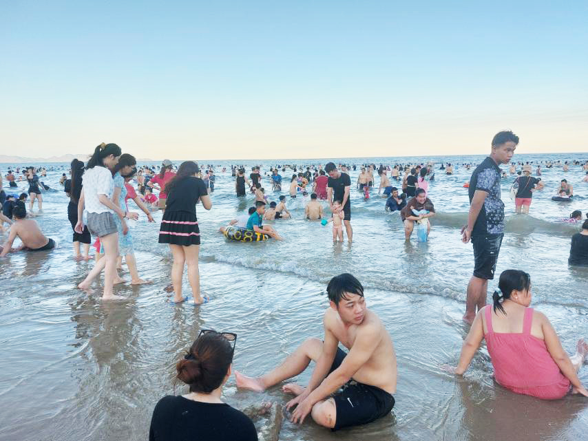 Tắm biển mùa hè: Cẩn trọng với ao xoáy cuốn người - 1