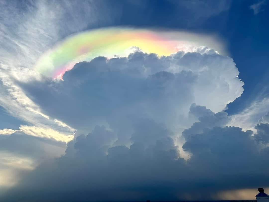 Mây ngũ sắc rực rỡ xuất hiện trên bầu trời TP.HCM - 4
