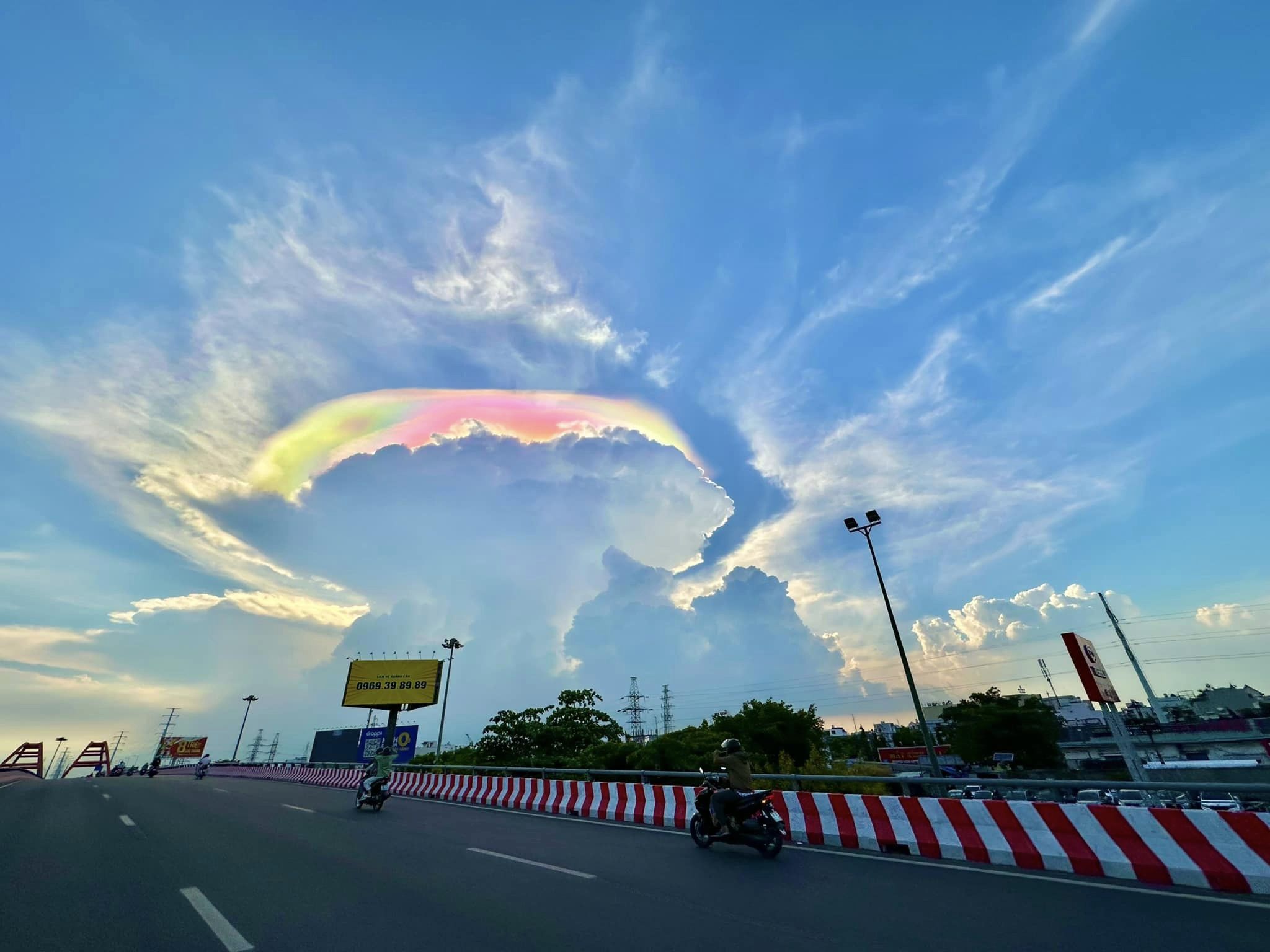 Mây ngũ sắc rực rỡ xuất hiện trên bầu trời TP.HCM - 7