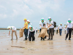 Sự kiện đặc sắc - Phái đoàn Châu Âu thu gom rác thải tại Vịnh Hạ Long