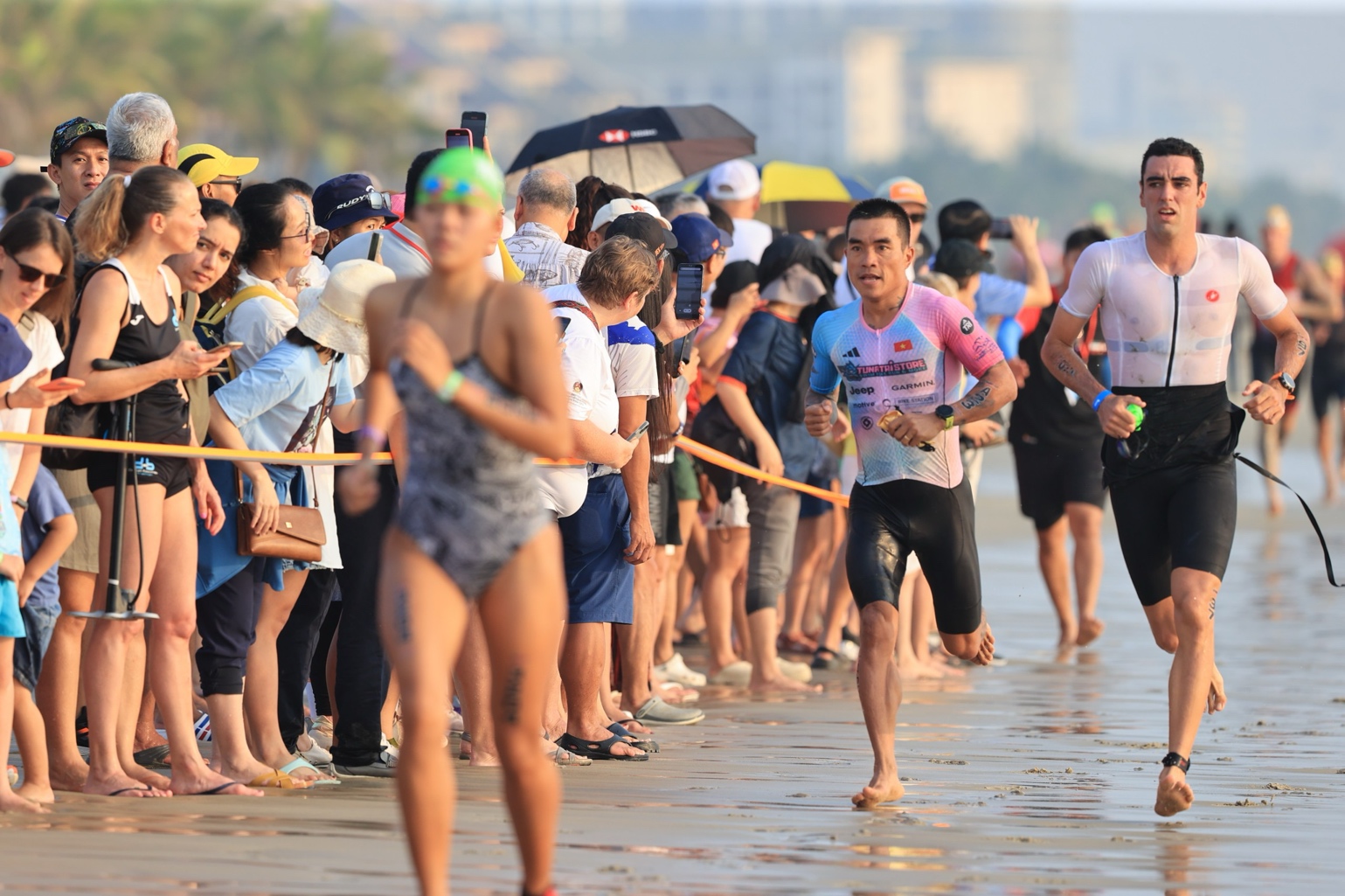 Gần 3.000 "người thép" tranh tài 3 môn phối hợp trên bãi biển Đà Nẵng - 5