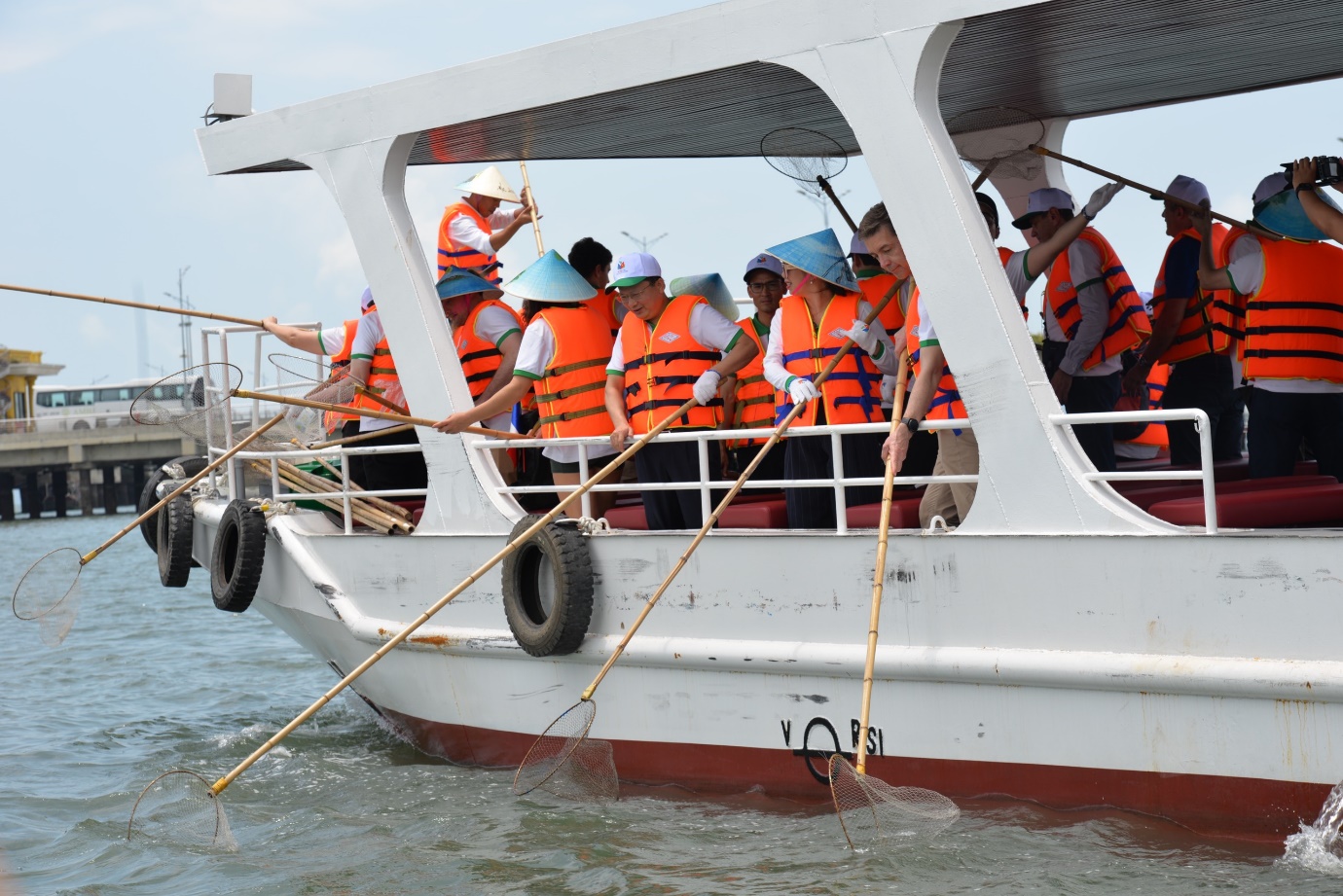 phai doan chau au cung bo ngoai giao don rac tren vinh ha long - 10