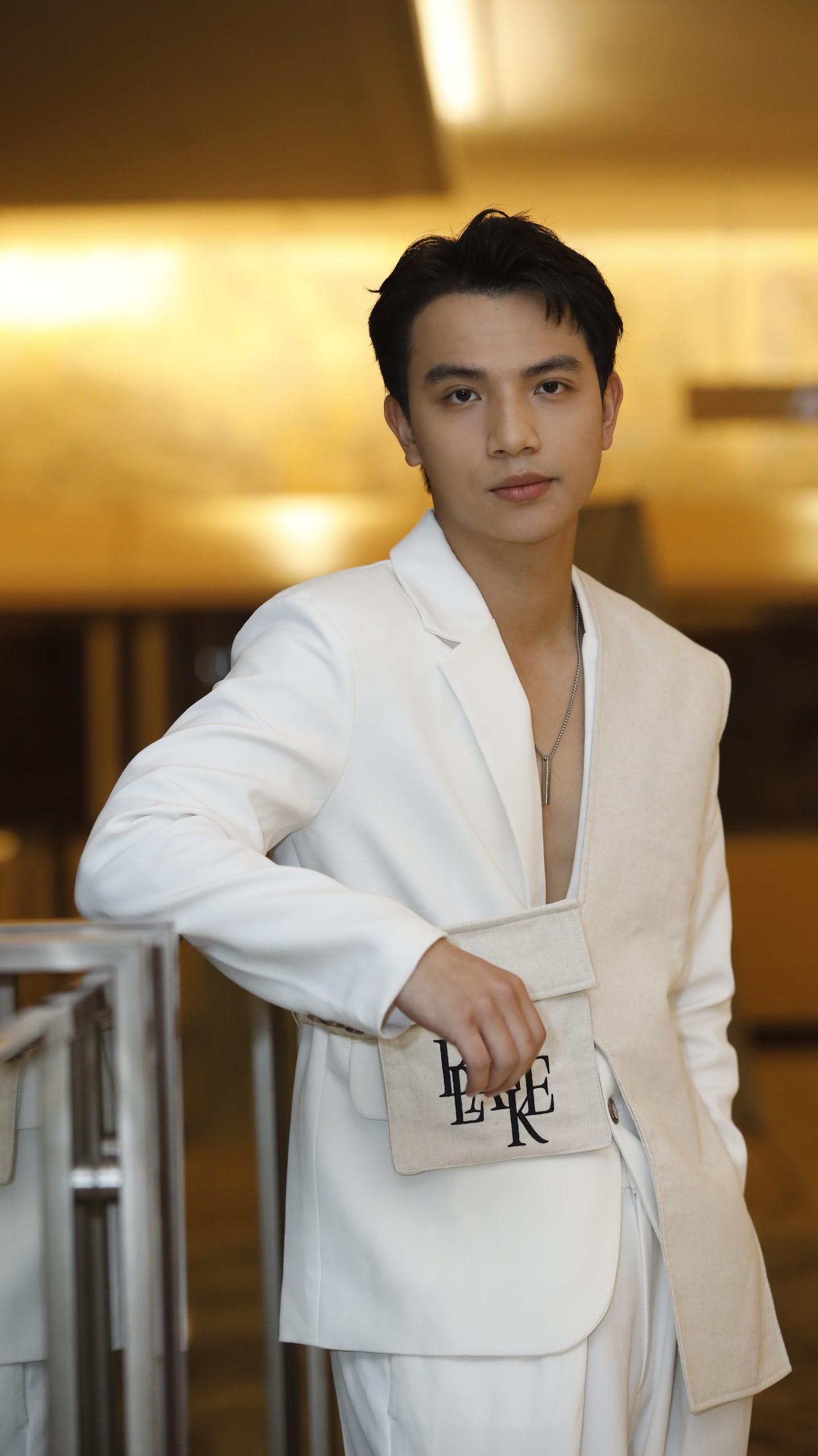 Việt Hoàng trở thành "mảnh ghép" của bộ tứ bất ổn trong "Những nẻo đường gần xa" - 1