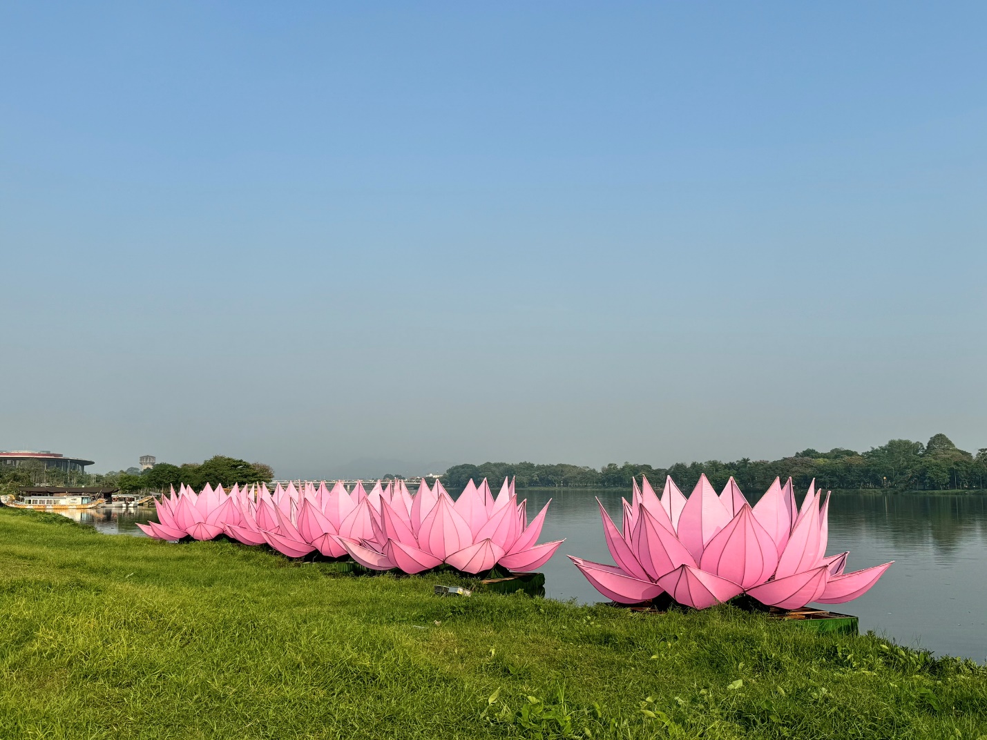 7 hoa sen ‘nở’ trên dòng Hương đón mừng Đại lễ Phật đản - 9