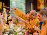 Hàng nghìn người dân hành hương đến chùa Yên Tử dự đại lễ Phật đản