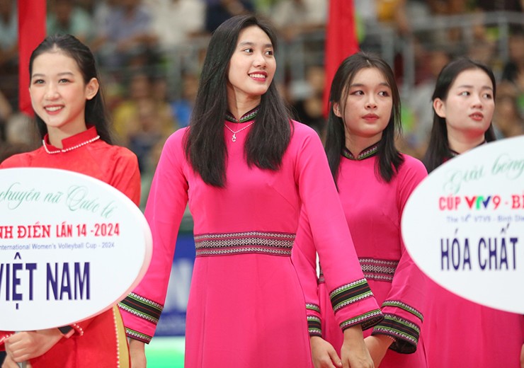 Hot girl bóng chuyền U20 Việt Nam gây “sốt” trước CLB Nhật Bản, có quân sư “mách nước” - 13