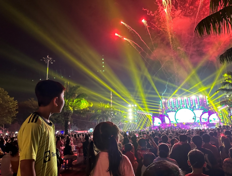 Rạng ngời sắc sen trong đêm khai mạc Lễ hội Sen Đồng Tháp 2024