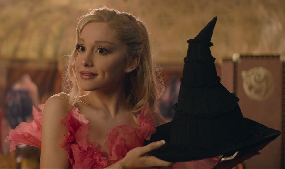 Trailer phim "Wicked" hé lộ thế giới phép thuật huyền ảo, tạo hình của Ariana Grande, Dương Tử Quỳnh gây sốt - 1