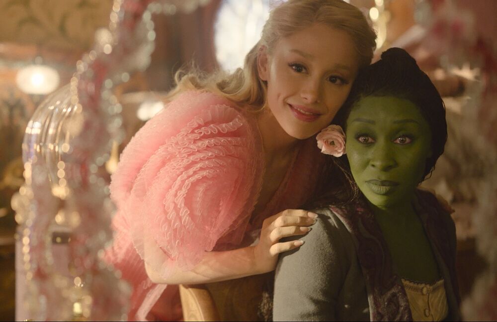 Trailer phim "Wicked" hé lộ thế giới phép thuật huyền ảo, tạo hình của Ariana Grande, Dương Tử Quỳnh gây sốt - 2