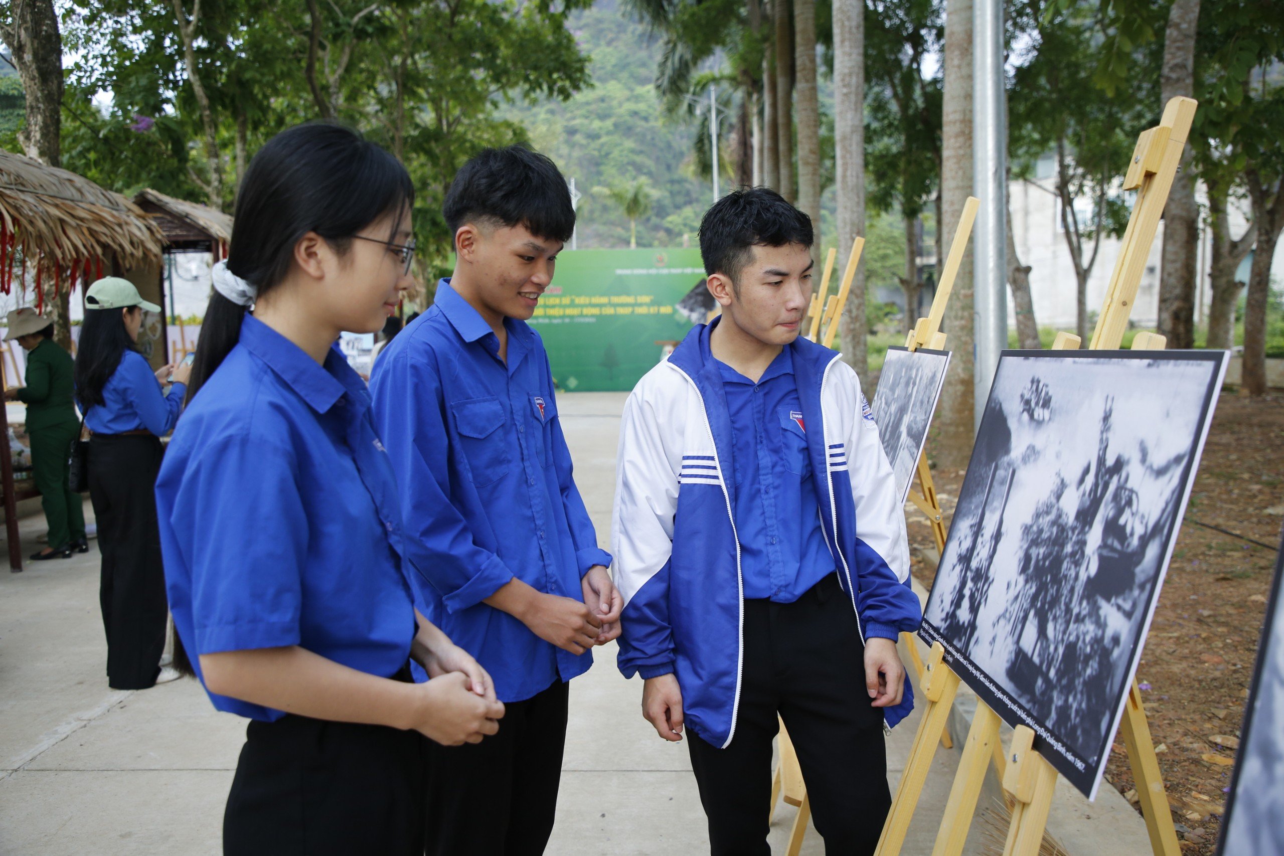 Triển lãm hình ảnh lịch sử “Kiêu hãnh Trường Sơn” tại Quảng Bình - 4