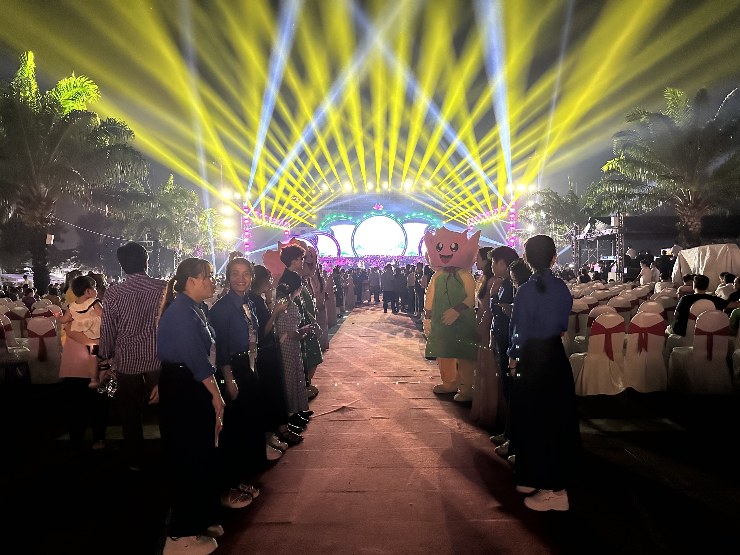 Rạng ngời sắc sen trong đêm khai mạc Lễ hội Sen Đồng Tháp 2024 - 9