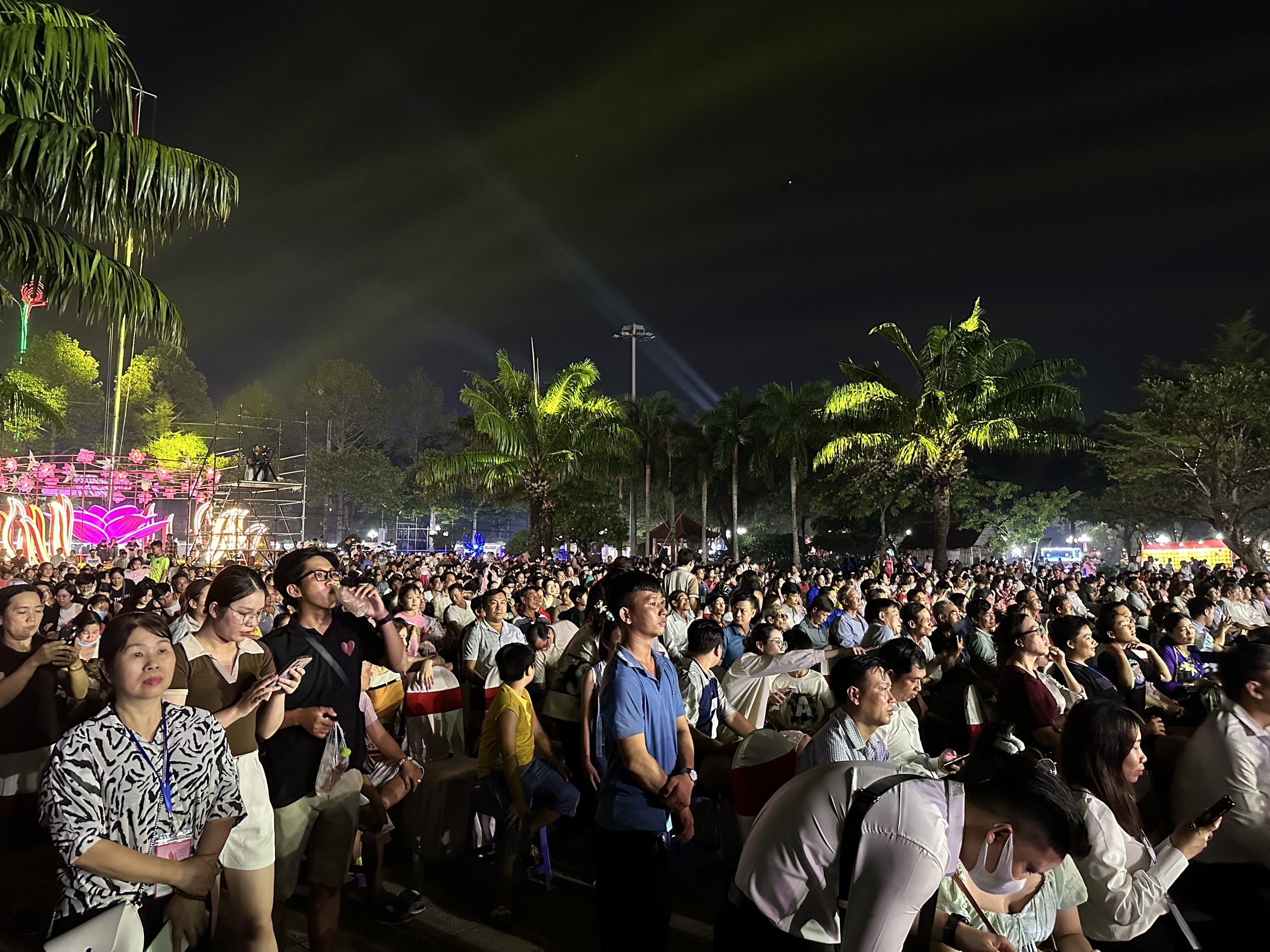 Rạng ngời sắc sen trong đêm khai mạc Lễ hội Sen Đồng Tháp 2024 - 10