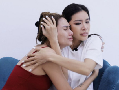 Giải trí - Siêu mẫu Minh Tú ngã 2 lần liên tiếp trên sàn diễn, ôm Võ Hoàng Yến khóc trong hậu trường