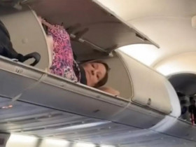 Hành khách đi máy bay gây sốc khi ngủ trong khoang chứa hành lý trên cao!