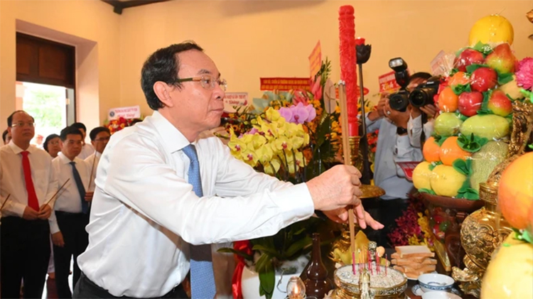 Lãnh đạo TPHCM dâng hương, dâng hoa tưởng nhớ Chủ tịch Hồ Chí Minh, Chủ tịch Tôn Đức Thắng - 1